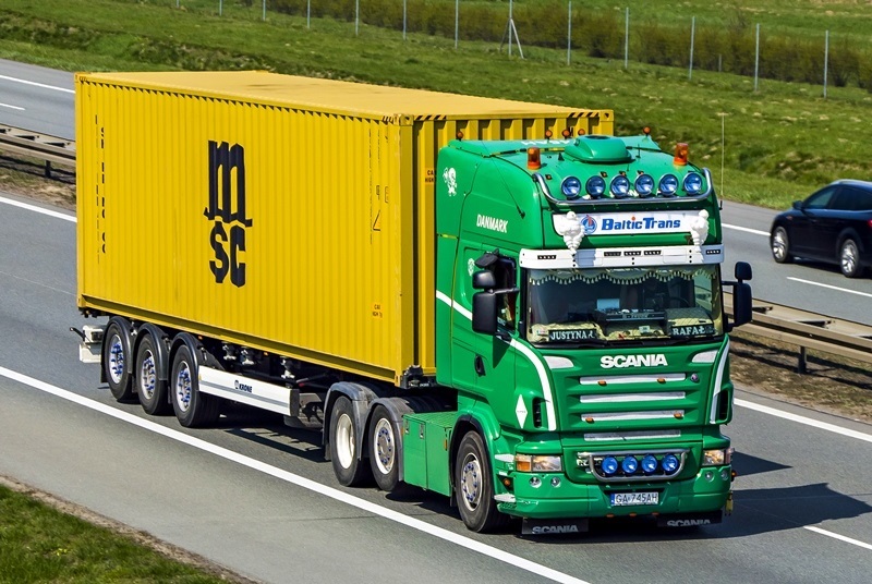 jadąca zielona ciężarówka